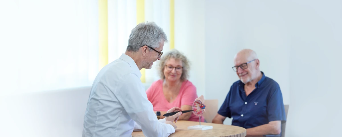 Prof. Dr. med. Peter Weyrich im Gespräch mit Patienten