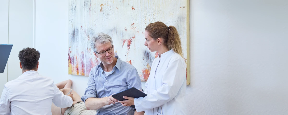Prof. Dr. med. Peter Weyrich im Gespräch mit einer Medizinstudentin
